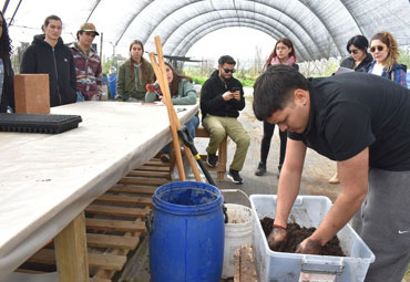 Centro Ceres otorgó capacitación a voluntarios del proyecto Manos en la Tierra de Agronomía PUCV