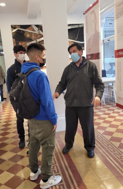 Estudiantes de Propedéutico visitan exposición y biblioteca de Alejandro Guzmán