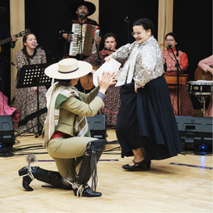 Tradiciones y vínculos: Conjunto Folklórico PUCV ofreció un viaje por Chile a través de bailes y cantos