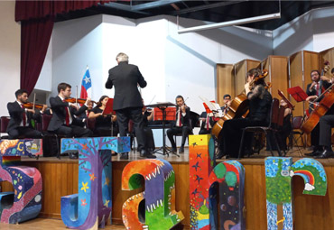 Orquesta PUCV realiza exitoso concierto junto a 300 estudiantes del Colegio Alemán