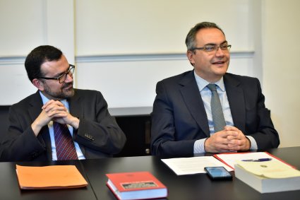 Profesor Guillermo Oliver participa en seminario organizado por la Facultad de Derecho de la UDP