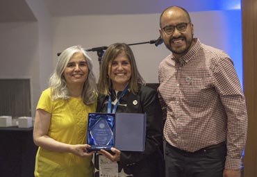 Profesora PUCV Ximena Besoain fue distinguida con el Premio Sochifit 2022 por su trabajo en Fitopatología