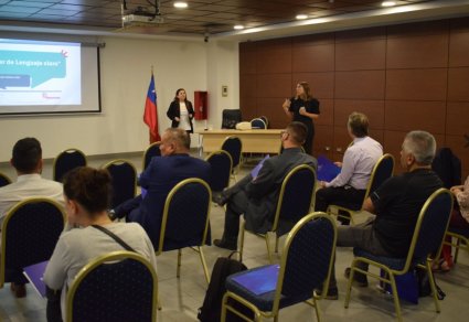 Profesora Claudia Poblete realiza taller organizado por la Comisión de Lenguaje Claro para funcionarios de la Secretaría de la Corte Suprema