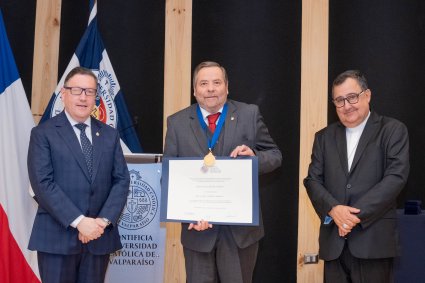 Profesores Carlos Salinas y Francisco Bartolucci reciben distinción “Fides et Labor”