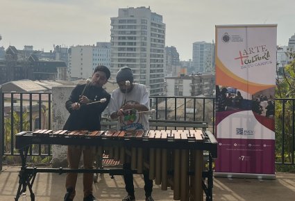 Desde África al “castillo” de Historia: “Más arte, más cultura en tu campus” sorprendió con concierto de marimba