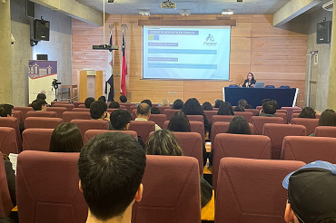 Directora de la Zona Centro Norte de FONASA dictó charla del sistema de salud en el Campus Curauma.