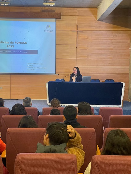 Directora de la Zona Centro Norte de FONASA dictó charla del sistema de salud en el Campus Curauma.