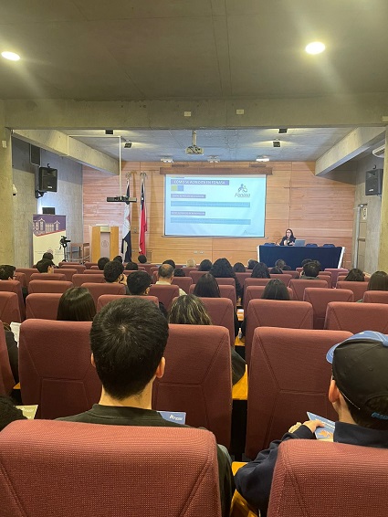 Directora de la Zona Centro Norte de FONASA dictó charla del sistema de salud en el Campus Curauma.