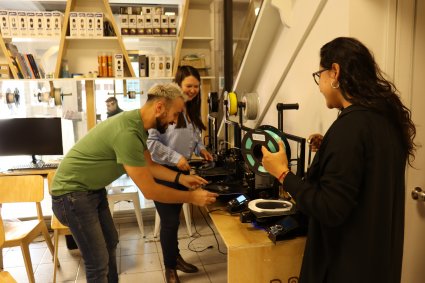 Escudo facial de Valparaíso MakerSpace se transforma en el primer diseño industrial de la PUCV