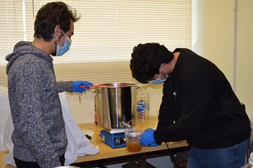 Alumnos de Bachillerato en ciencias hacen cerveza como parte de una clase