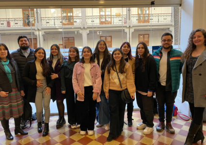 Estudiantes de Pedagogía en Biología y Ciencias Naturales participan en ceremonia de profesores principiantes