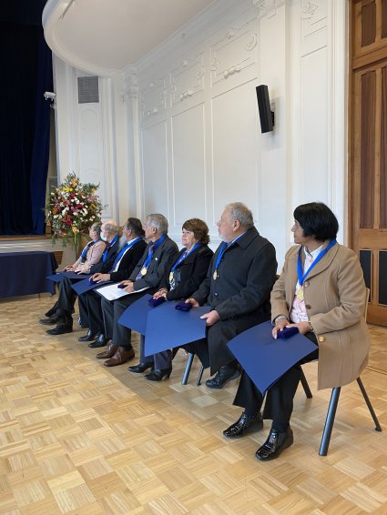 Profesor Héctor García Cataldo recibe medalla "Fides et Labor"