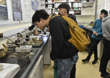 Jóvenes escolares recorren distintos laboratorios de investigación del Instituto de Biología en jornada de Día Abierto PUCV 2023