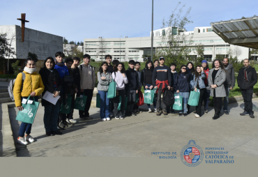 Jóvenes escolares recorren distintos laboratorios de investigación del Instituto de Biología en jornada de Día Abierto PUCV 2023