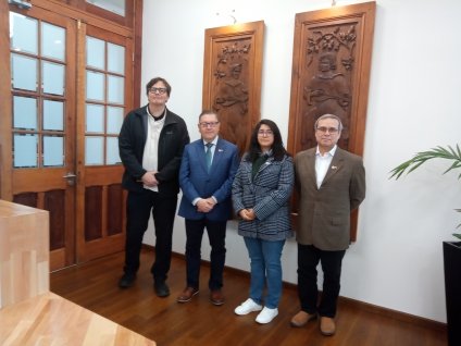 Profesores del Instituto de Filosofía y profesora visitante Marcela Brito se reúnen con la dirección de Relaciones Internacionales.