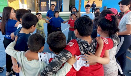 Estudiantes de Educación Física llevan la alegría de los juegos tradicionales típicos