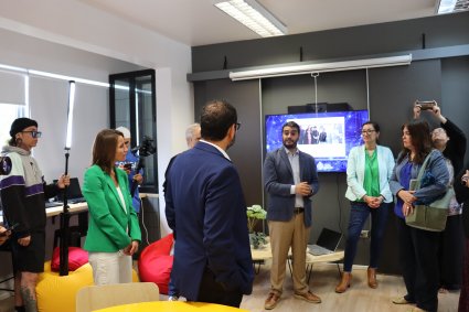 Escuela de Pedagogía de la PUCV inaugura sala creativa que busca potenciar la innovación, el emprendimiento y la internacionalización de sus estudiantes