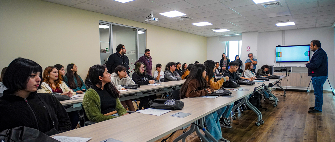 Escuela de Ciencias del Mar recibe a novatos con salida a terreno por la bahía de Valparaíso