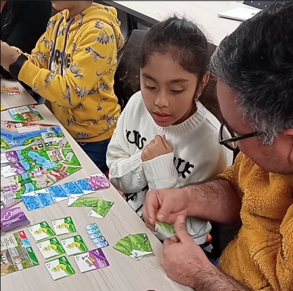 Estudiantes de Ingeniería en Administración de Negocios participan en actividad académica en familia