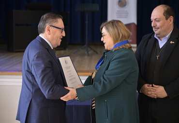 Berta Silva, académica de la Escuela de Comercio, recibe premio a la trayectoria "Fides et Labor"