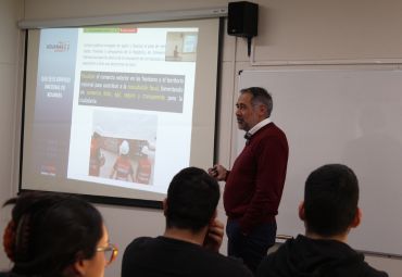 Director regional de la Aduana de Valparaíso visitó la Escuela de Comercio