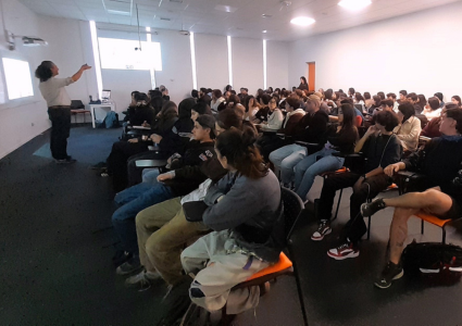 Seminario sobre “Biogeografía de las Asteráceas” reúne a estudiantes de distintas carreras en Campus Curauma