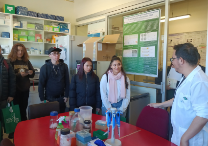 Estudiantes de cuarto medio visitan el Instituto de Biología en jornada de Día Abierto PUCV 2024