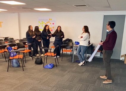 Taller de emprendimiento para estudiantes del Colegio Ana María Janer