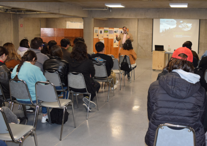 Instituto de Biología PUCV celebra aniversario con dos seminarios sobre microbiología