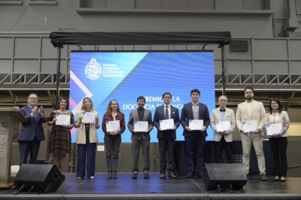 Académicos de ENE PUCV reciben reconocimientos en Docencia y Vinculación con el Medio