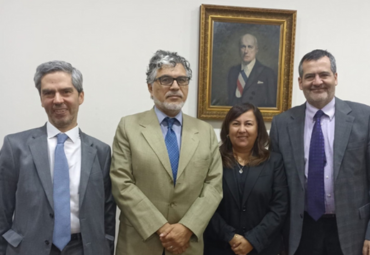 Profesora Claudia Poblete presenta libro “Lenguaje jurídico claro” en la Academia Chilena de la Lengua