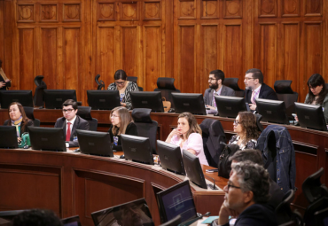 Profesora Claudia Poblete participó en seminario sobre lenguaje claro en la Sala de Sesiones del Senado